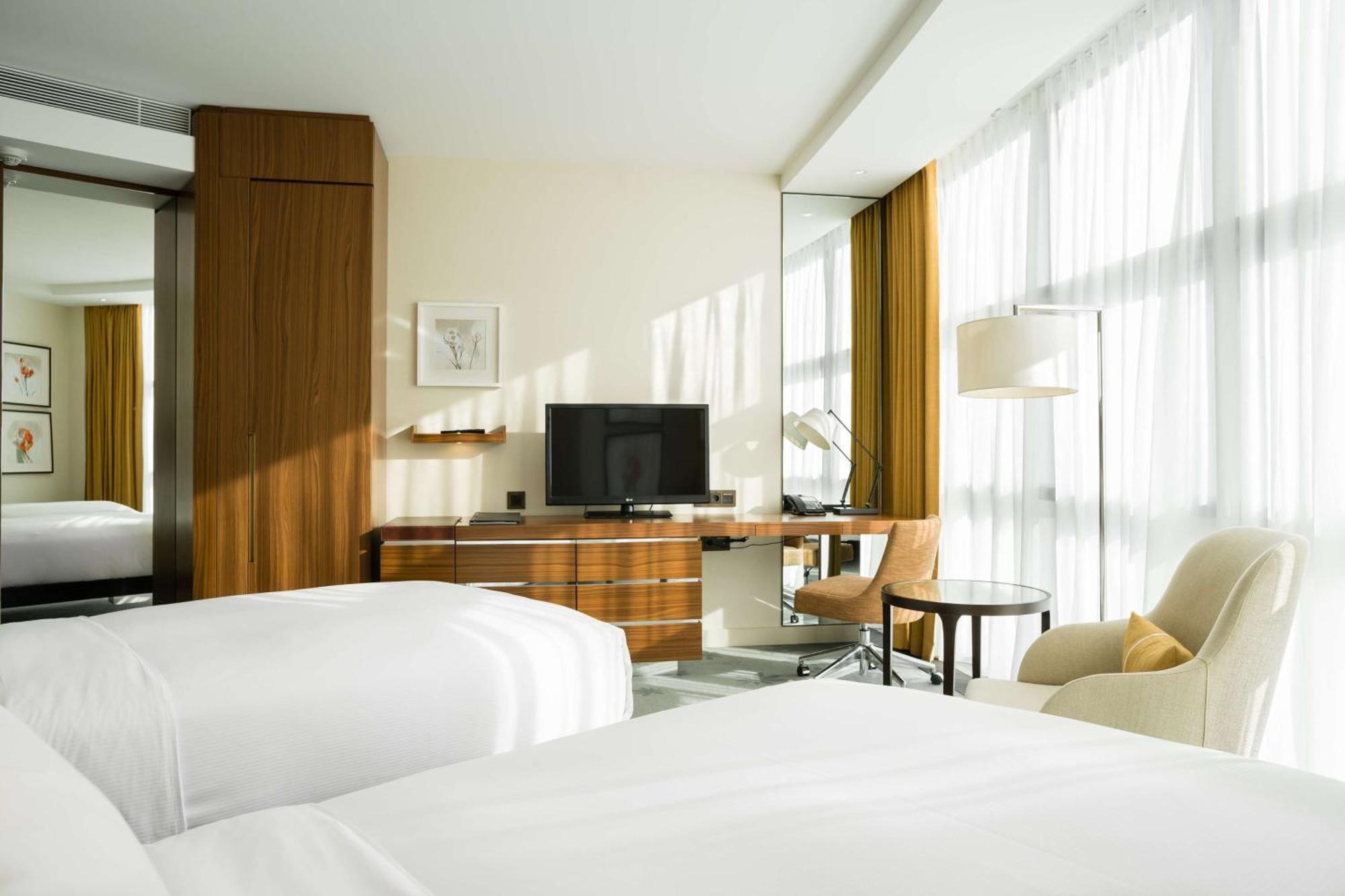 Hilton Kyiv Hotel Exterior photo